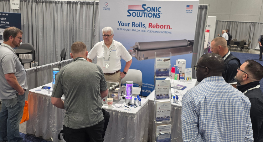 Joe Walczak draws a crowd to the Sonic Solutions booth in Milwaukee.